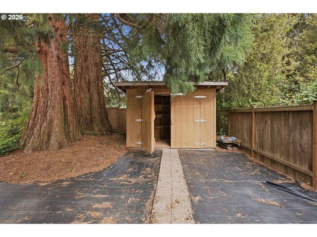 105 E 39TH Ave, Eugene, OR 97405