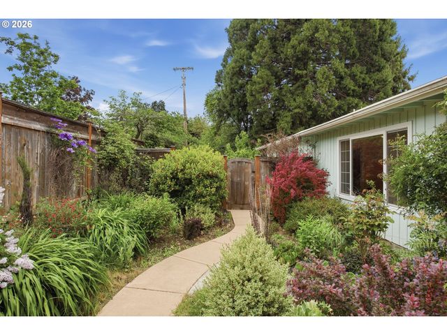105 E 39TH Ave, Eugene, OR 97405