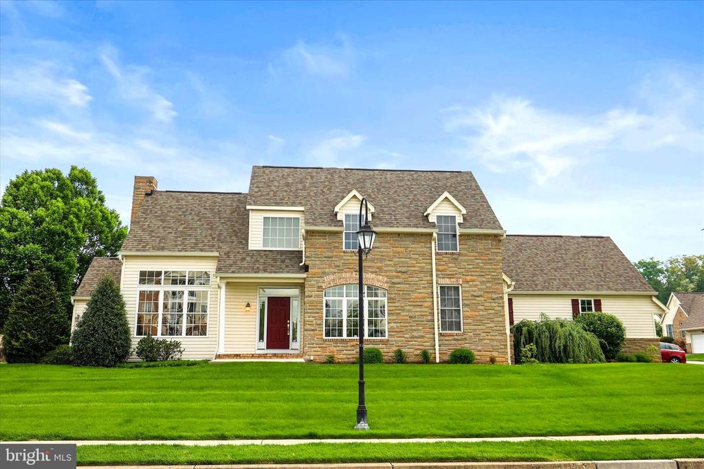 Image 1 of property listing at 1101 TURNBERRY LN, York, PA 17403