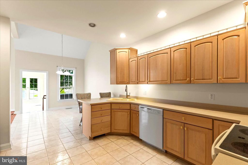 Image 10 of property listing at 1101 TURNBERRY LN, York, PA 17403