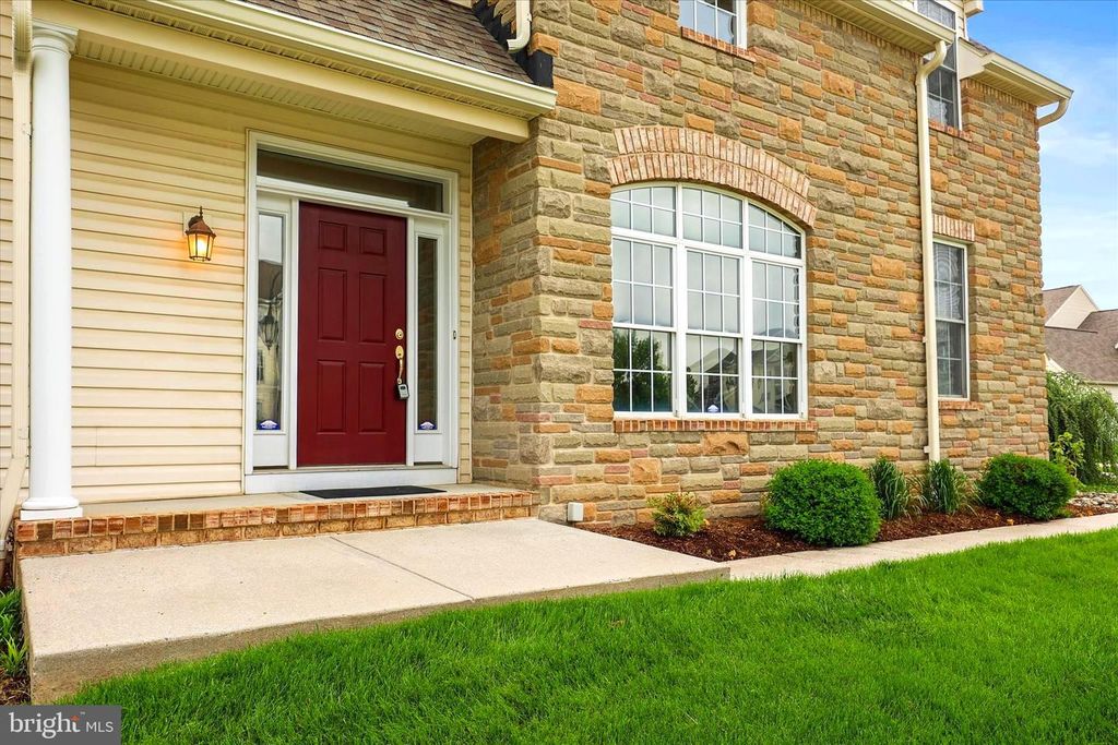 Image 2 of property listing at 1101 TURNBERRY LN, York, PA 17403