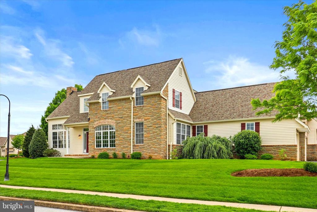 Image 3 of property listing at 1101 TURNBERRY LN, York, PA 17403