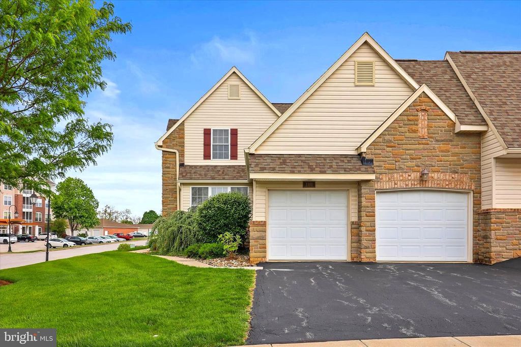 Image 4 of property listing at 1101 TURNBERRY LN, York, PA 17403