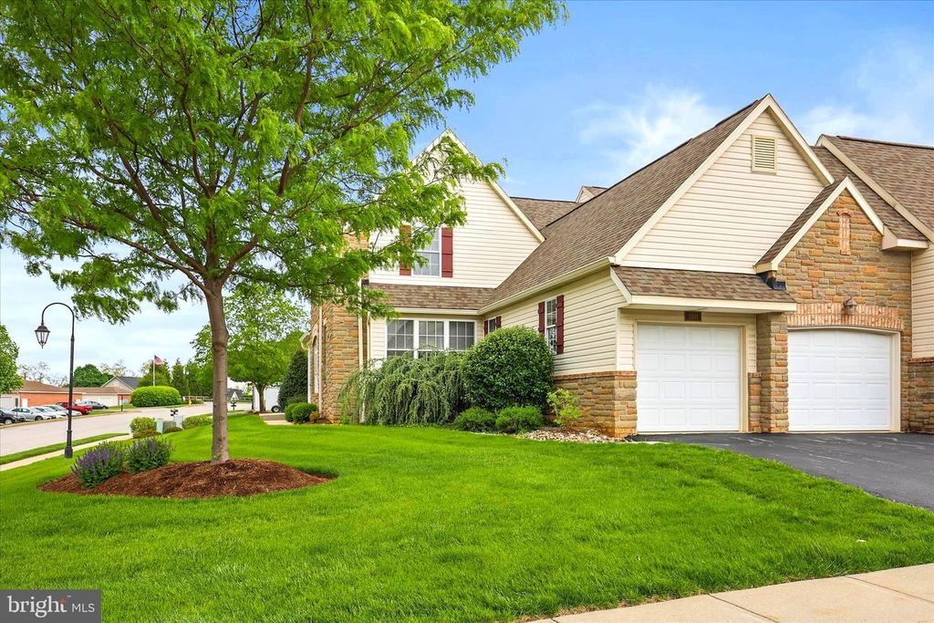 Image 5 of property listing at 1101 TURNBERRY LN, York, PA 17403