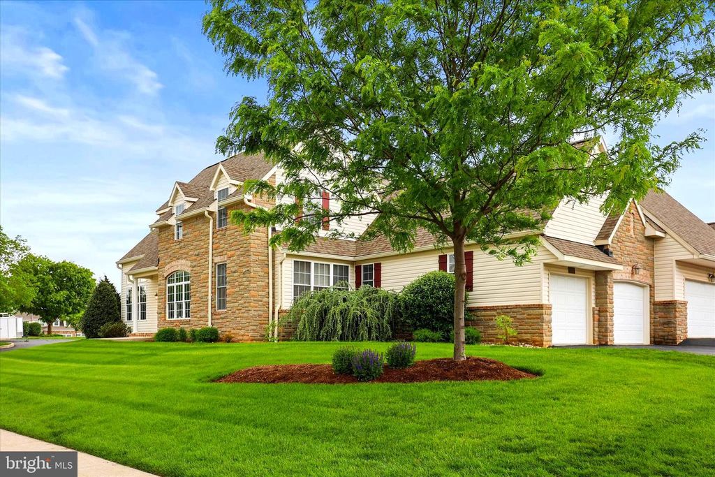Image 6 of property listing at 1101 TURNBERRY LN, York, PA 17403