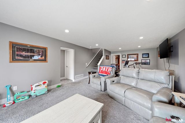 5013 W Hillsboro Drive, Lincoln, NE 68528