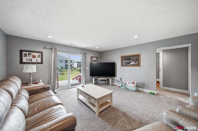 5013 W Hillsboro Drive, Lincoln, NE 68528