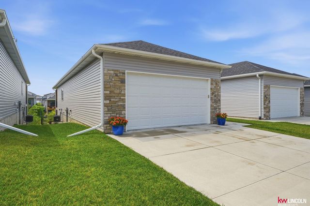 5013 W Hillsboro Drive, Lincoln, NE 68528
