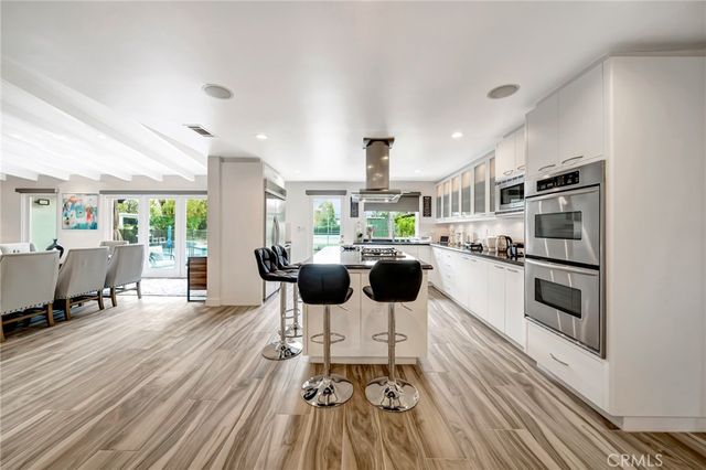 22914 Calvert Street, Woodland Hills, CA 91367