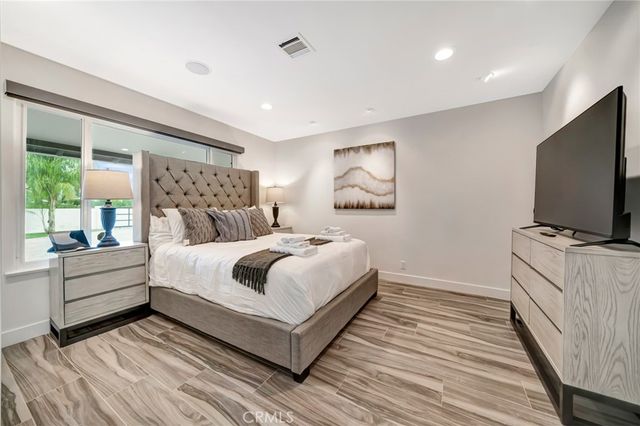 22914 Calvert Street, Woodland Hills, CA 91367