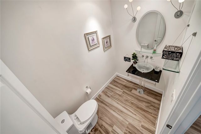 22914 Calvert Street, Woodland Hills, CA 91367