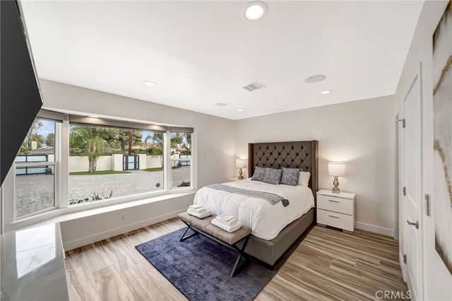 22914 Calvert Street, Woodland Hills, CA 91367