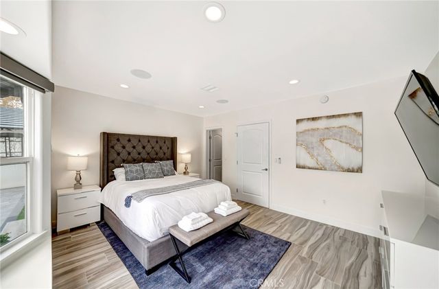 22914 Calvert Street, Woodland Hills, CA 91367