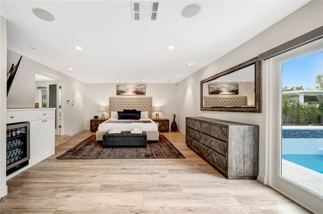 22914 Calvert Street, Woodland Hills, CA 91367
