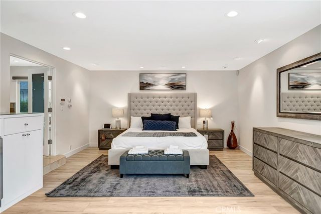 22914 Calvert Street, Woodland Hills, CA 91367