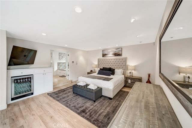22914 Calvert Street, Woodland Hills, CA 91367