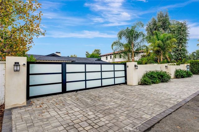 22914 Calvert Street, Woodland Hills, CA 91367