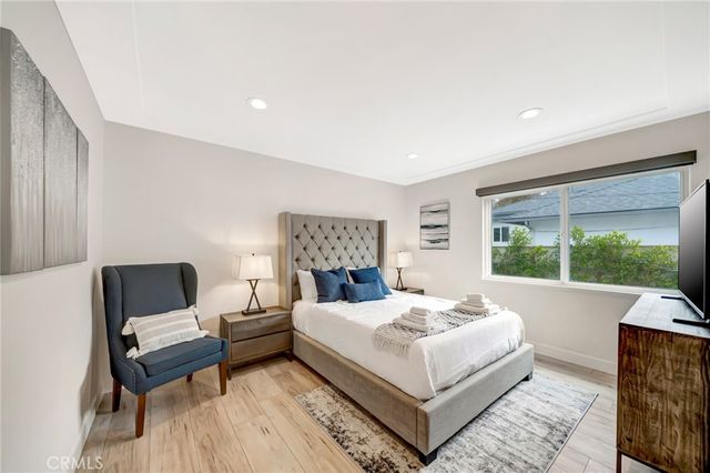 22914 Calvert Street, Woodland Hills, CA 91367