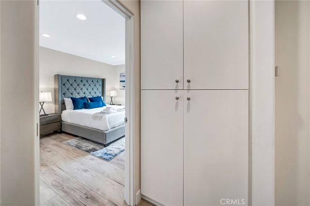 22914 Calvert Street, Woodland Hills, CA 91367