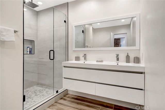 22914 Calvert Street, Woodland Hills, CA 91367