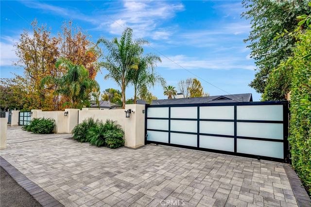 22914 Calvert Street, Woodland Hills, CA 91367