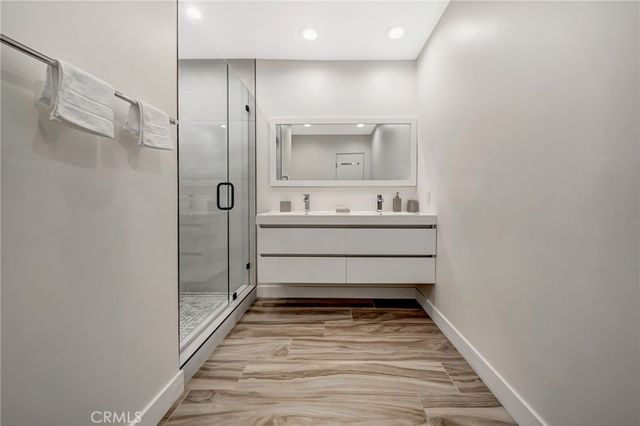 22914 Calvert Street, Woodland Hills, CA 91367