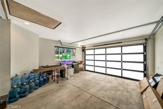 22914 Calvert Street, Woodland Hills, CA 91367