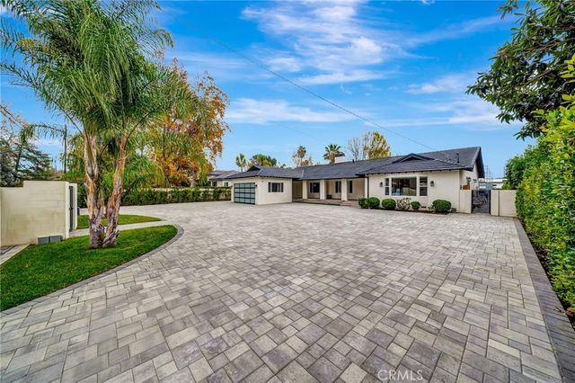 22914 Calvert Street, Woodland Hills, CA 91367