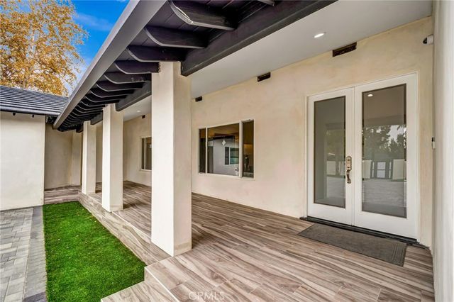 22914 Calvert Street, Woodland Hills, CA 91367