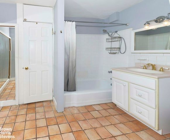 330 3rd Ave Apt 5L, New York City, NY 10010