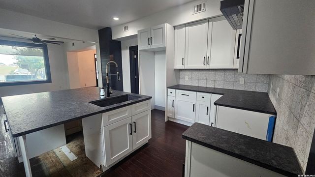 139 E Highland Blvd, San Antonio, TX 78210