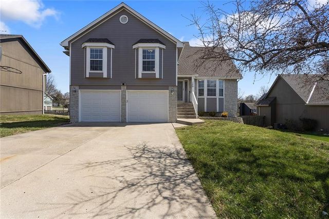 109 SW Drew Lane, Lee's Summit, MO 64081