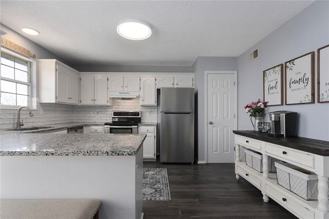 109 SW Drew Lane, Lee's Summit, MO 64081