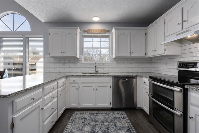 109 SW Drew Lane, Lee's Summit, MO 64081