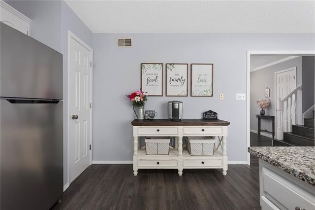 109 SW Drew Lane, Lee's Summit, MO 64081