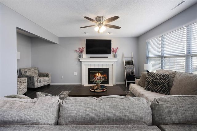 109 SW Drew Lane, Lee's Summit, MO 64081