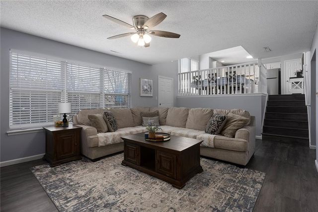 109 SW Drew Lane, Lee's Summit, MO 64081