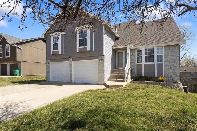 109 SW Drew Lane, Lee's Summit, MO 64081