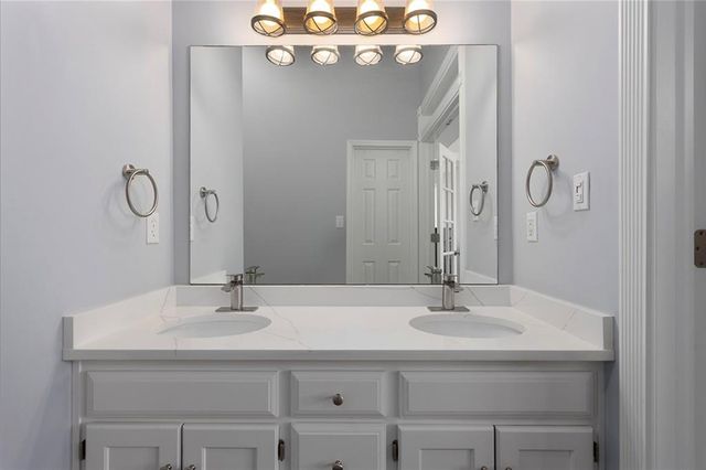 109 SW Drew Lane, Lee's Summit, MO 64081