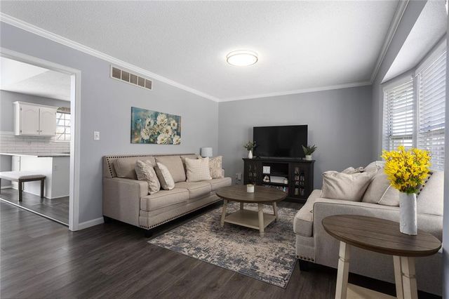 109 SW Drew Lane, Lee's Summit, MO 64081