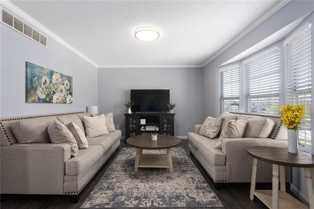 109 SW Drew Lane, Lee's Summit, MO 64081