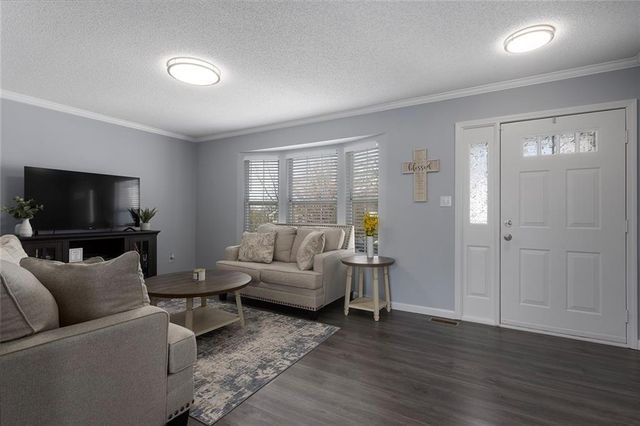 109 SW Drew Lane, Lee's Summit, MO 64081