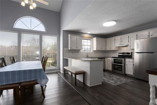 109 SW Drew Lane, Lee's Summit, MO 64081