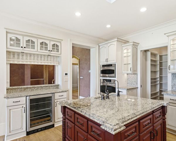 1005 MARCASSIN DR, Columbia, MO 65201