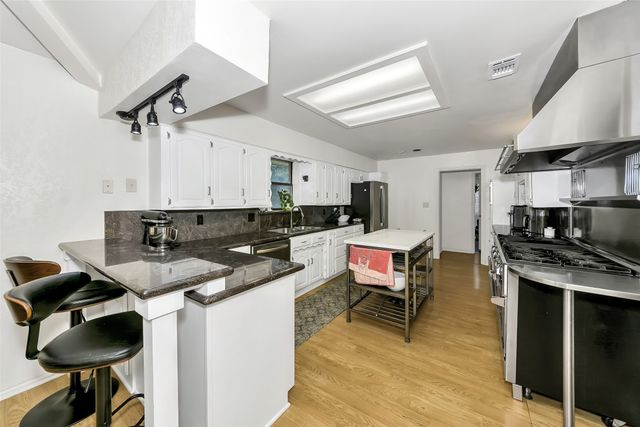 2425 Northgate Drive W, Irving, TX 75062