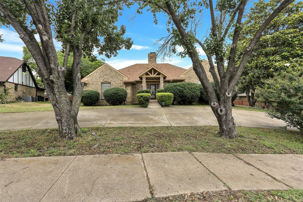 2425 Northgate Drive W, Irving, TX 75062