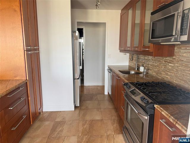 200 Old Palisade Road 7J, Fort Lee, NJ 07024