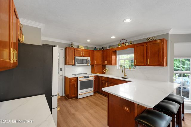 10527 Leven Blvd, Louisville, KY 40229