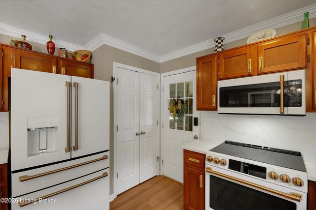 10527 Leven Blvd, Louisville, KY 40229