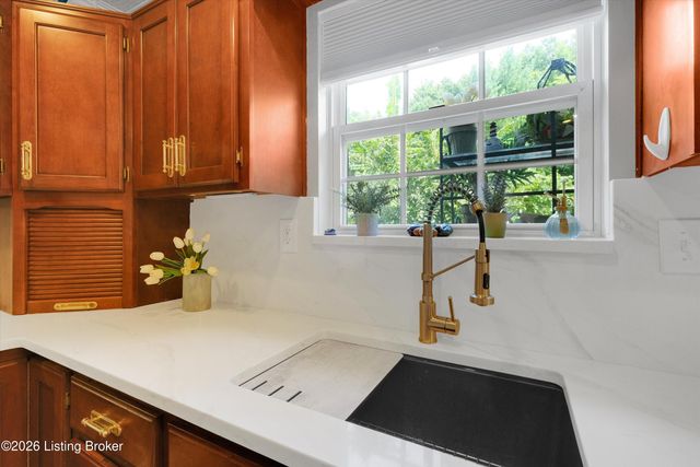 10527 Leven Blvd, Louisville, KY 40229